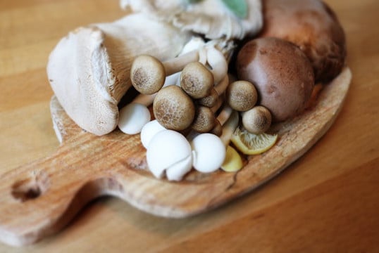 Selon les résultats d’une étude de cohorte prospective, remplacer quotidiennement une portion de viande rouge ou transformée par une de champignons, diminuerait le risque de mort prématurée.
